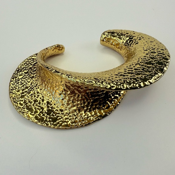 Vintage Clara Kasavina hammered gold cuff - Picture 8 of 9